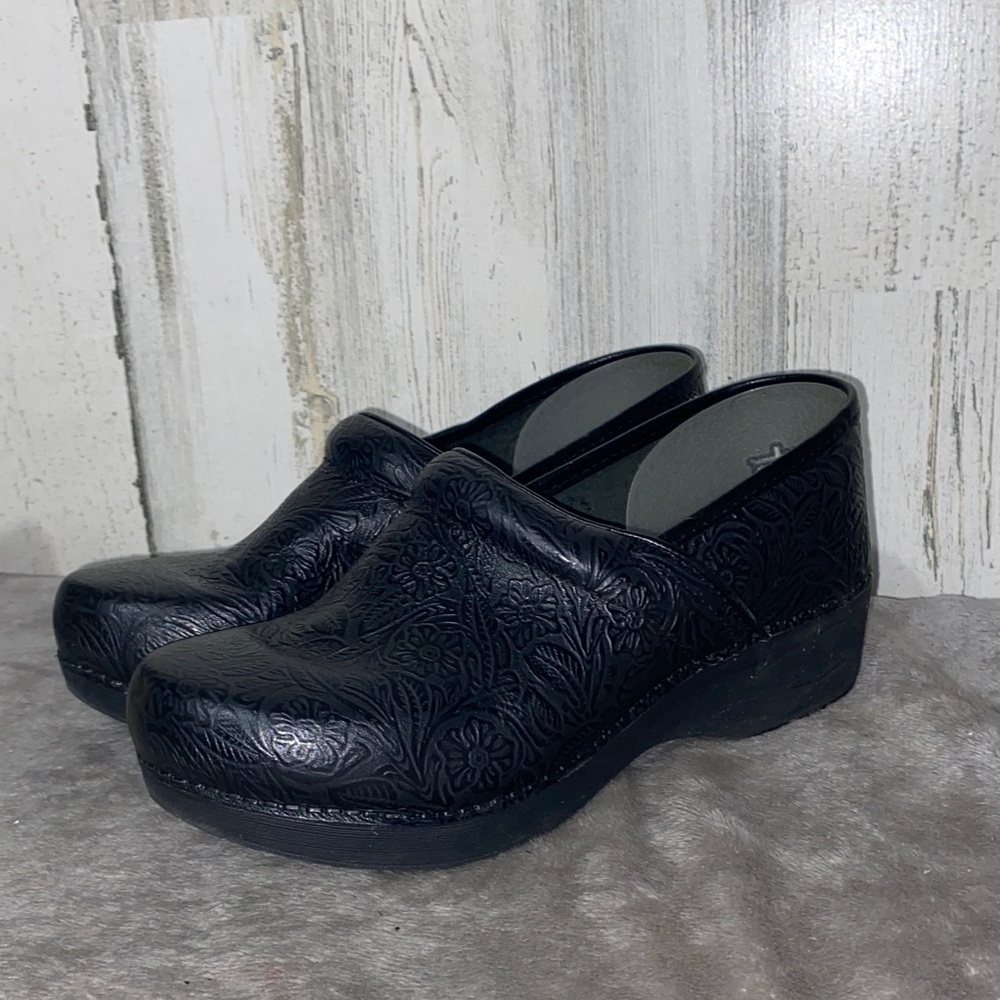 0122 Dansko XP 20 Black Floral Clogs